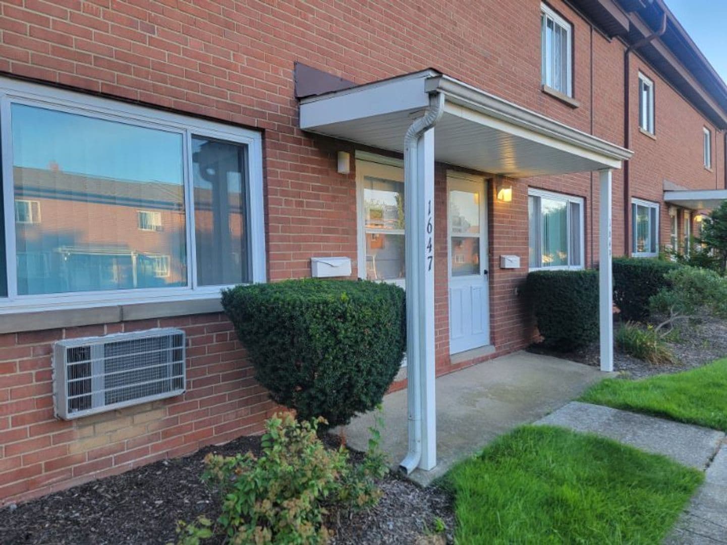 Wickliffe Townhome: 1619-1727 Ridgewick Dr.