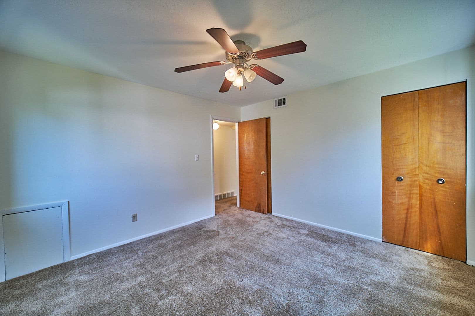 Euclid Apartment: 681 Babbitt Rd.