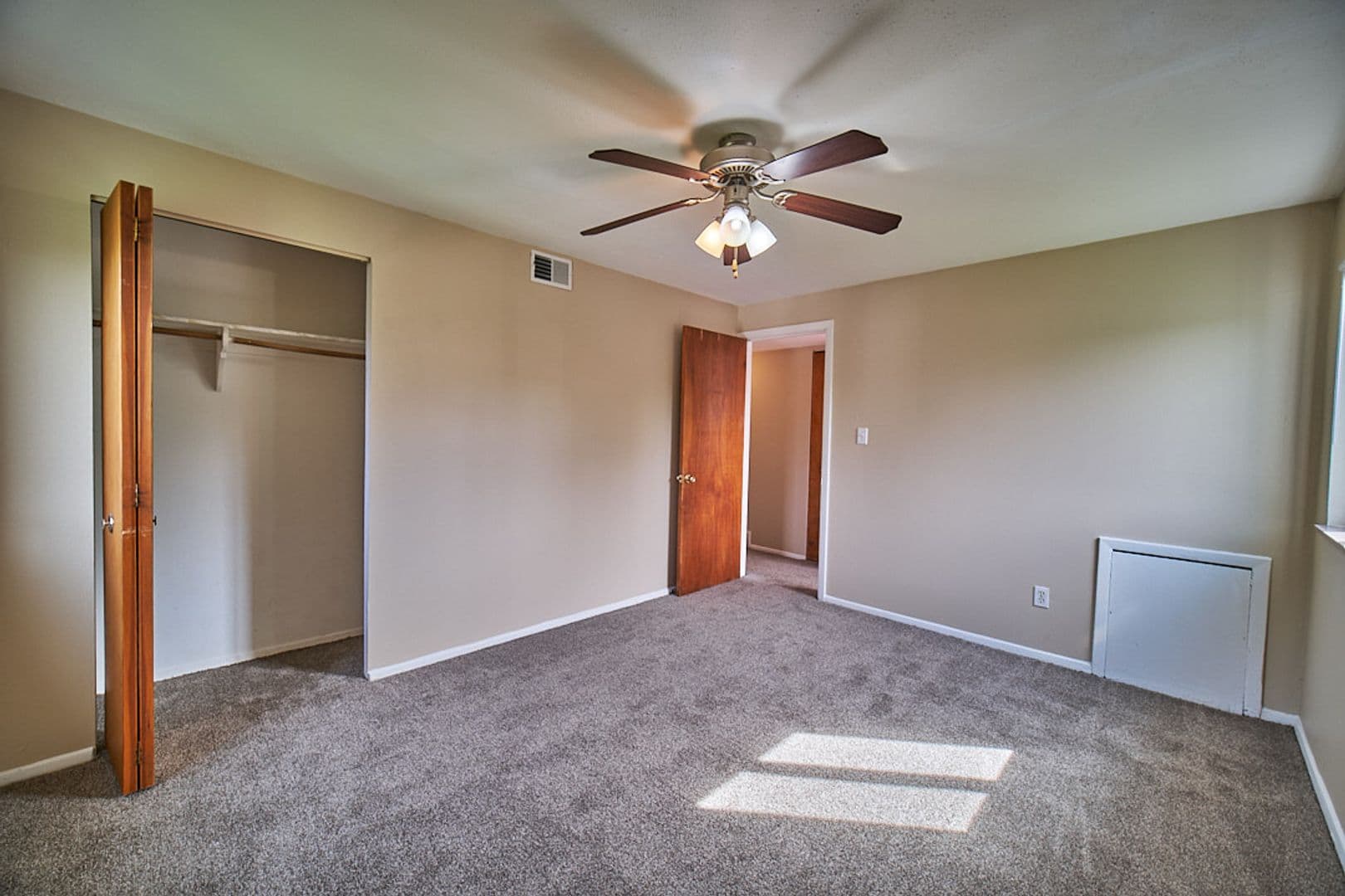 Euclid Apartment: 681 Babbitt Rd.