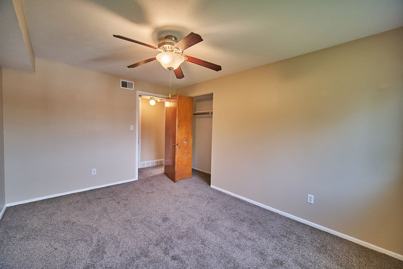 Euclid Apartment: 681 Babbitt Rd.