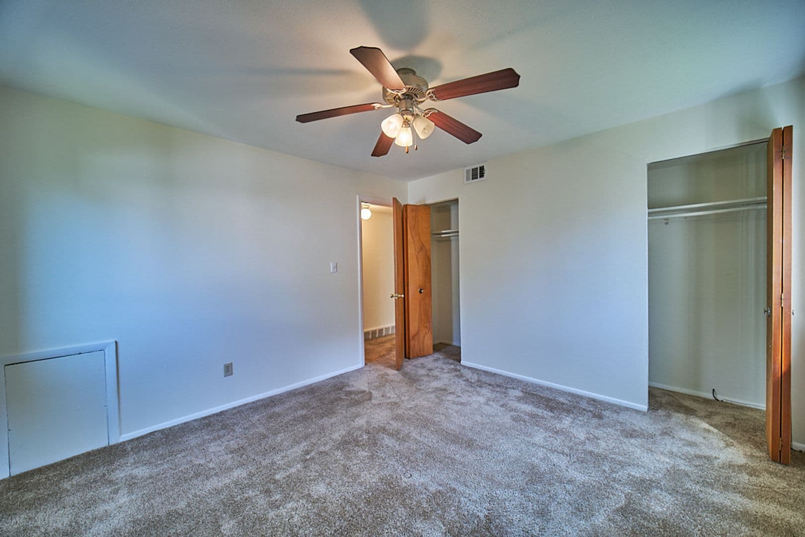Euclid Apartment: 681 Babbitt Rd.