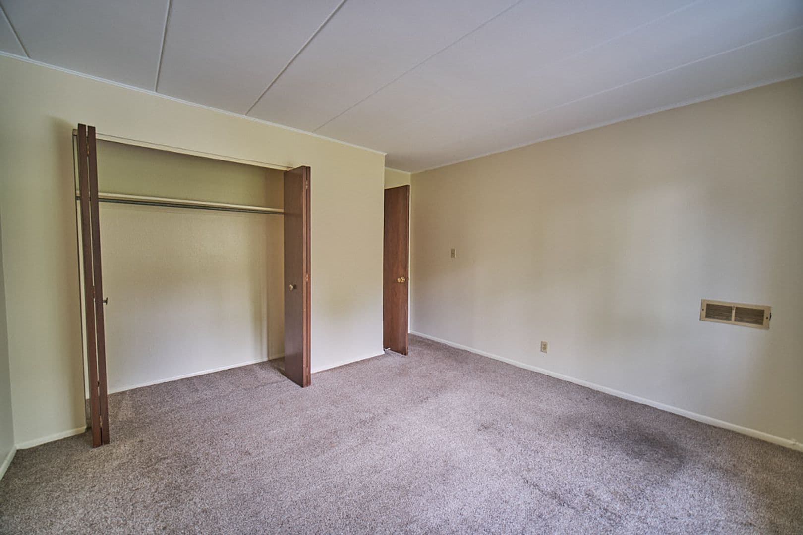Euclid Apartment: 22230 Euclid Ave