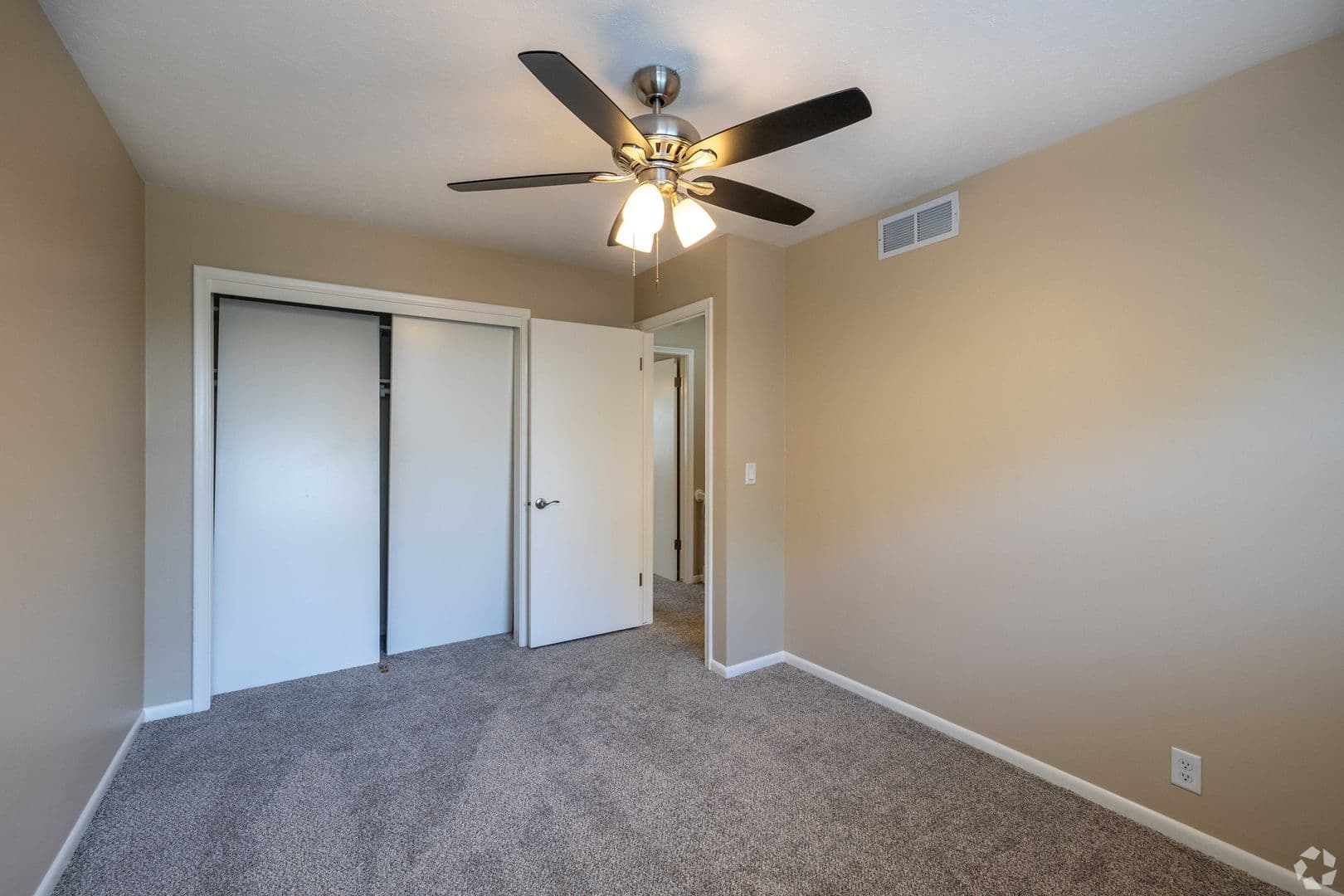 Bellevue Apartment: 302 Chateau Dr