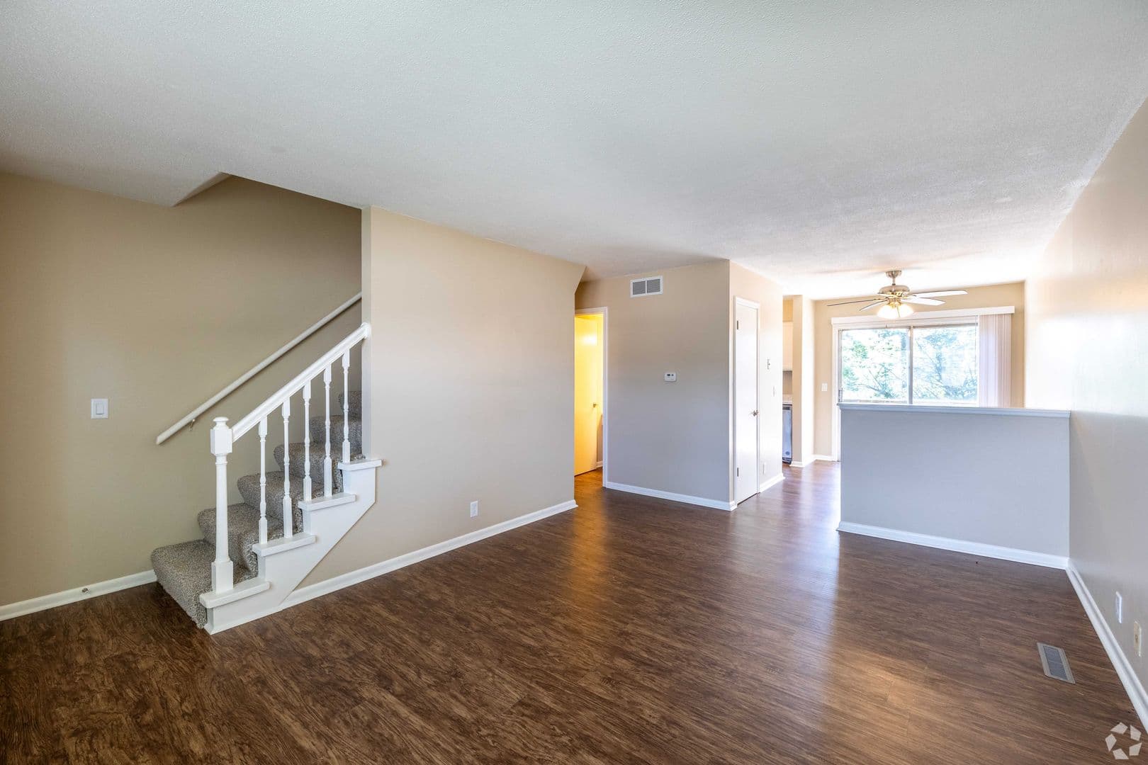Bellevue Apartment: 302 Chateau Dr