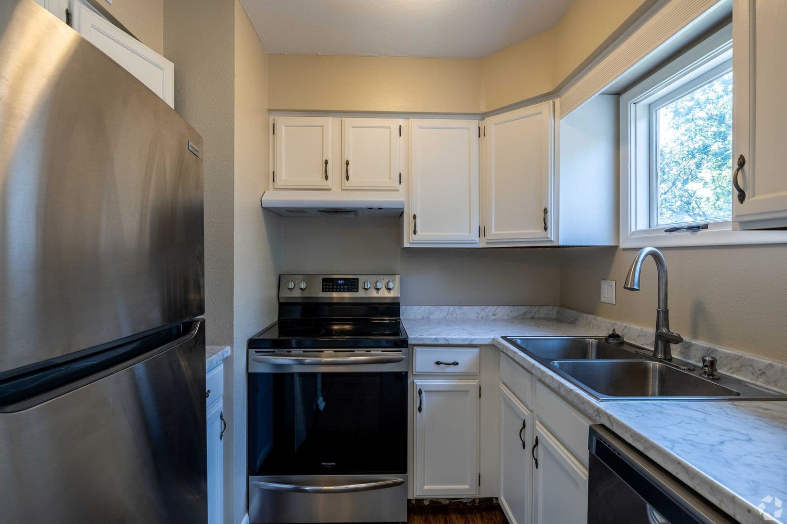 Bellevue Apartment: 302 Chateau Dr