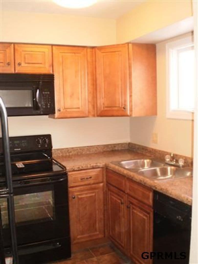 Bellevue Apartment: 302 Chateau Dr