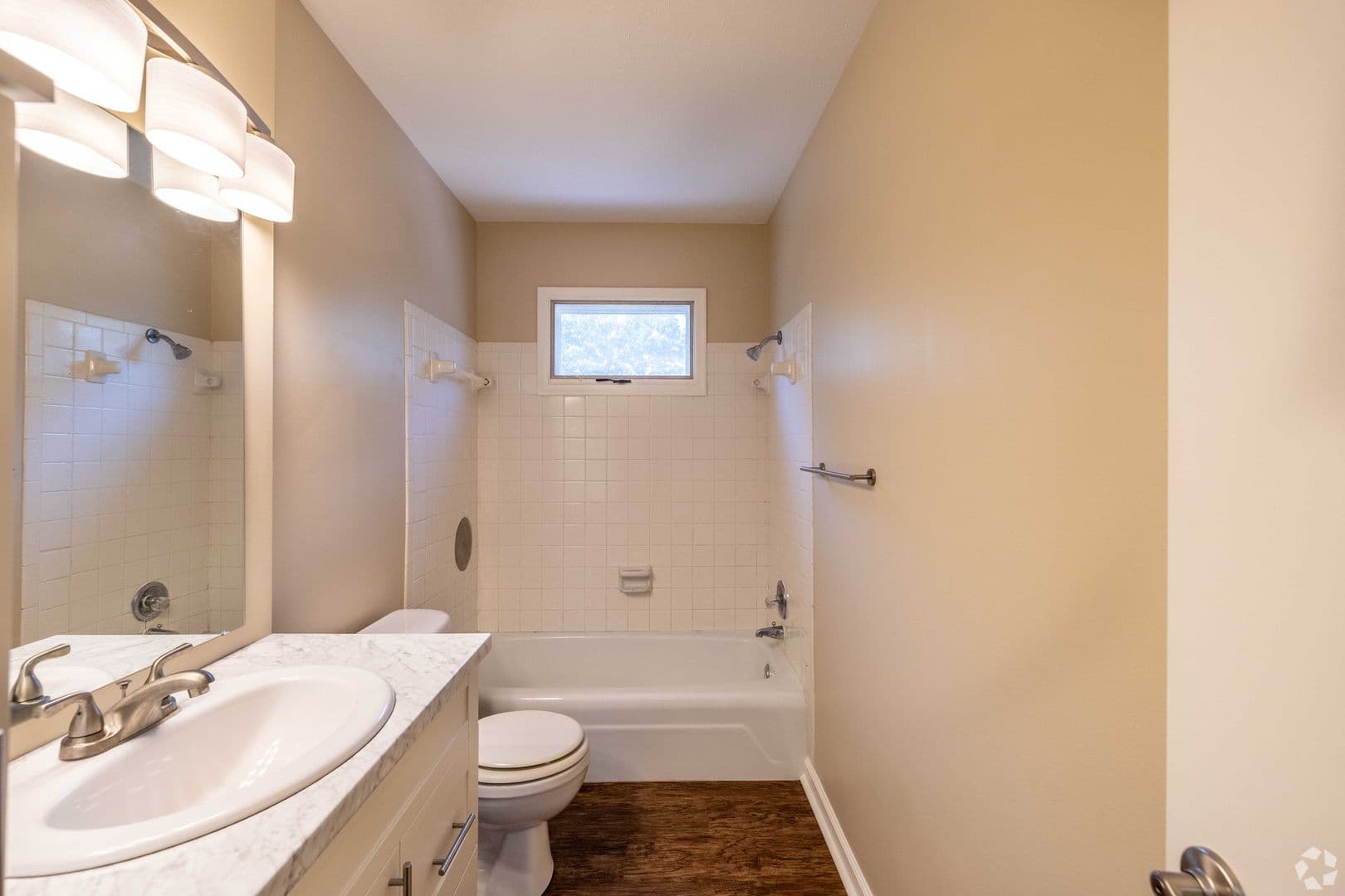 Bellevue Apartment: 302 Chateau Dr
