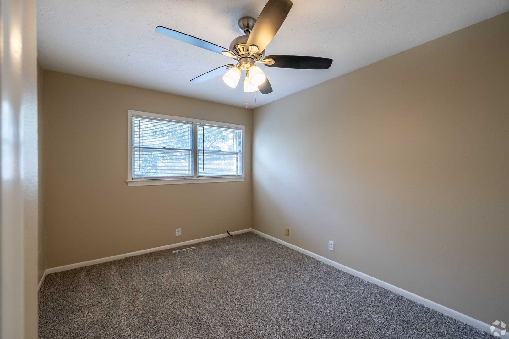 Bellevue Apartment: 302 Chateau Dr