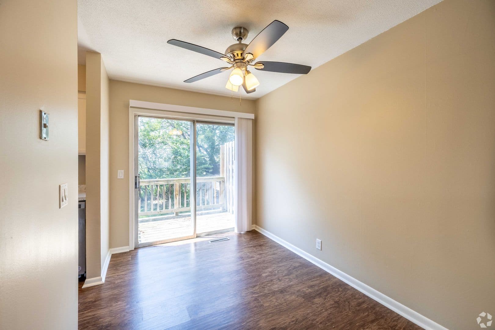 Bellevue Apartment: 302 Chateau Dr