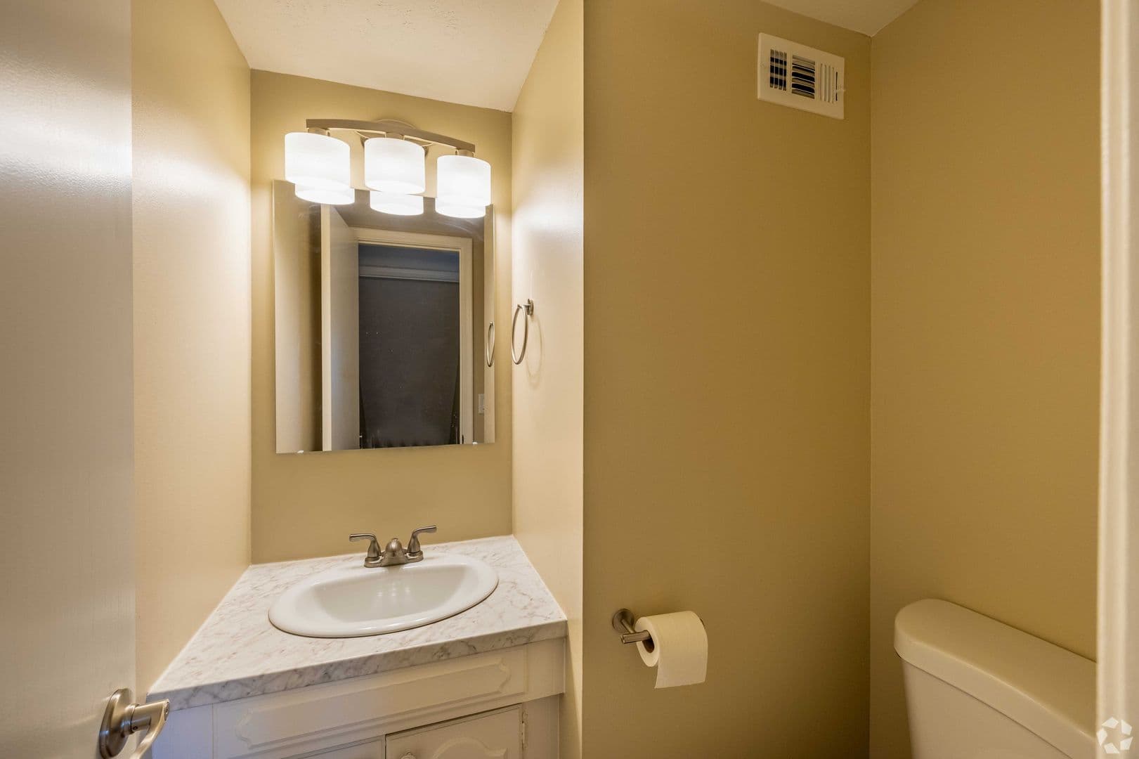 Bellevue Apartment: 302 Chateau Dr