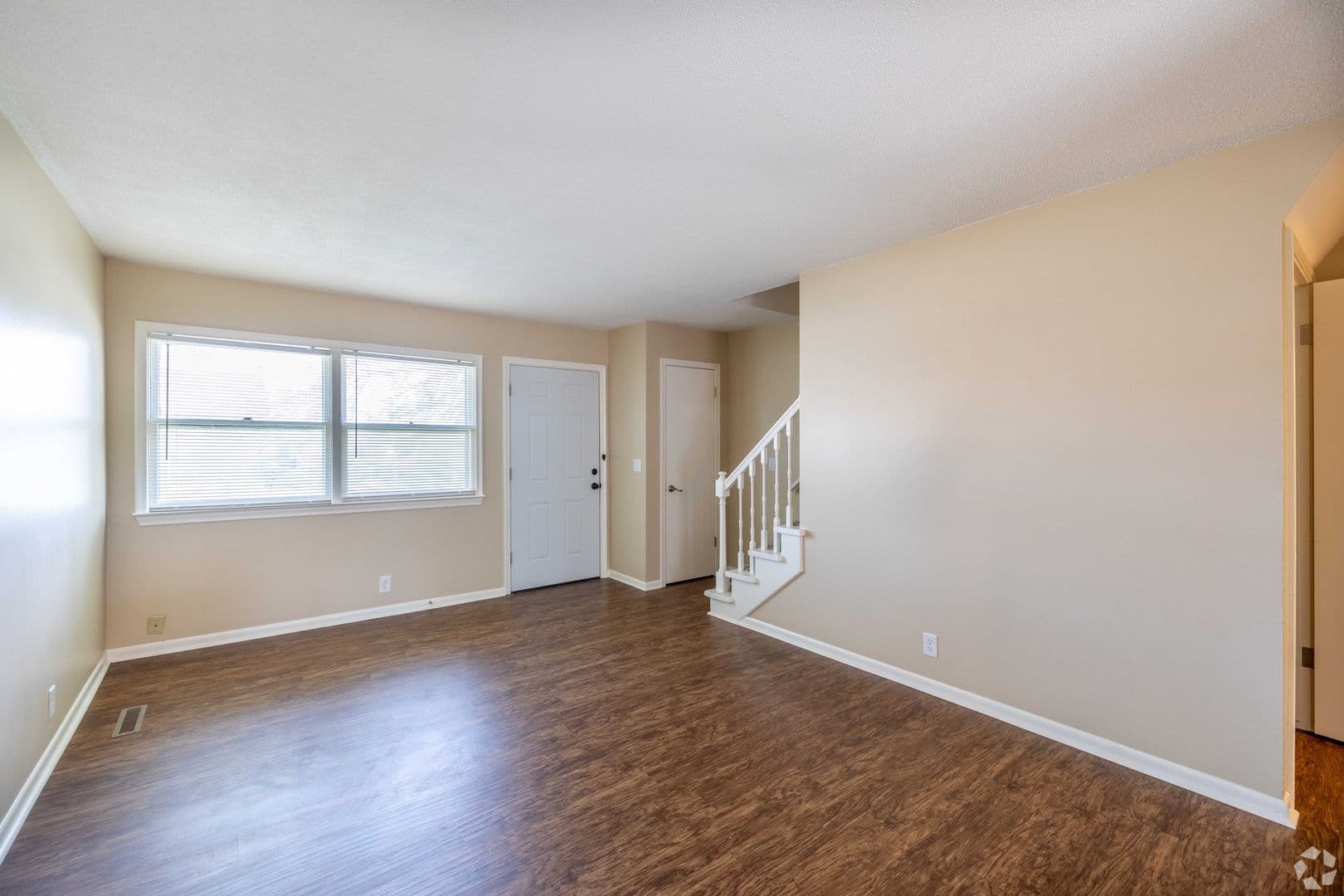 Bellevue Apartment: 302 Chateau Dr