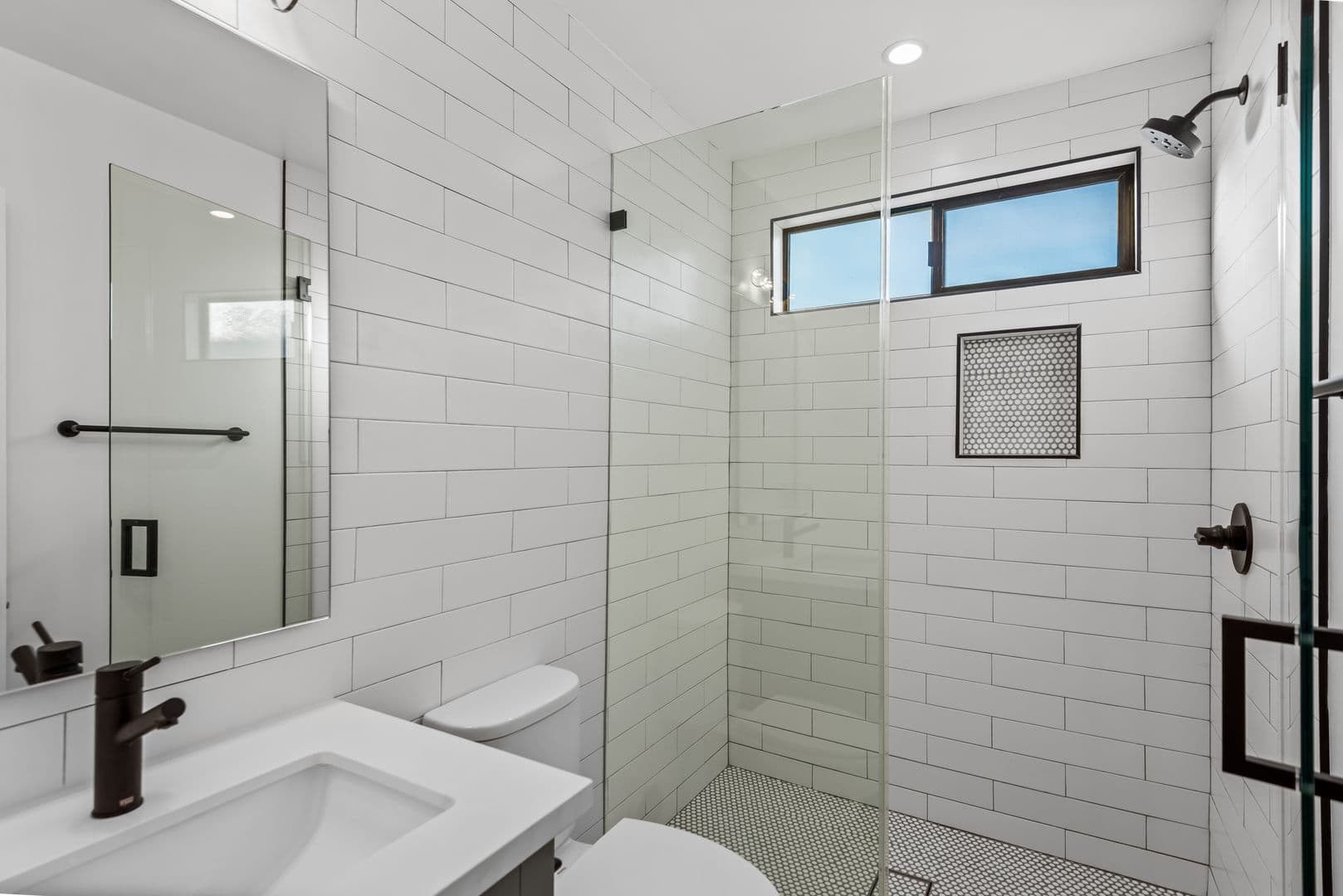 Los Angeles Apartment: 3415 London St