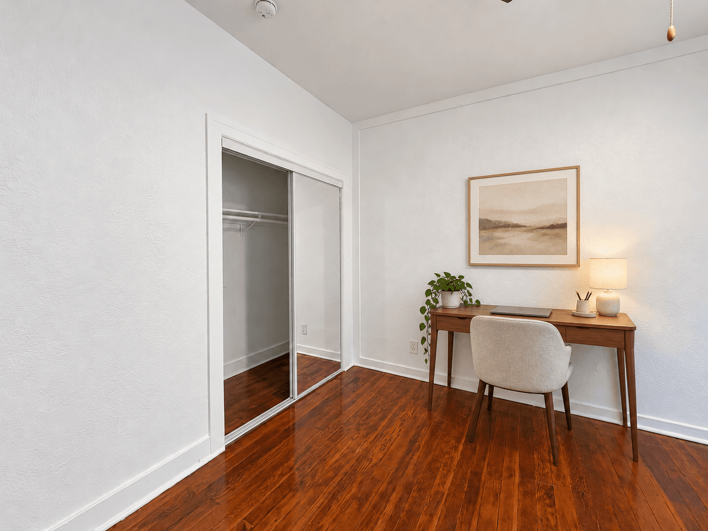 Los Angeles Apartment: 2810 Leeward Ave