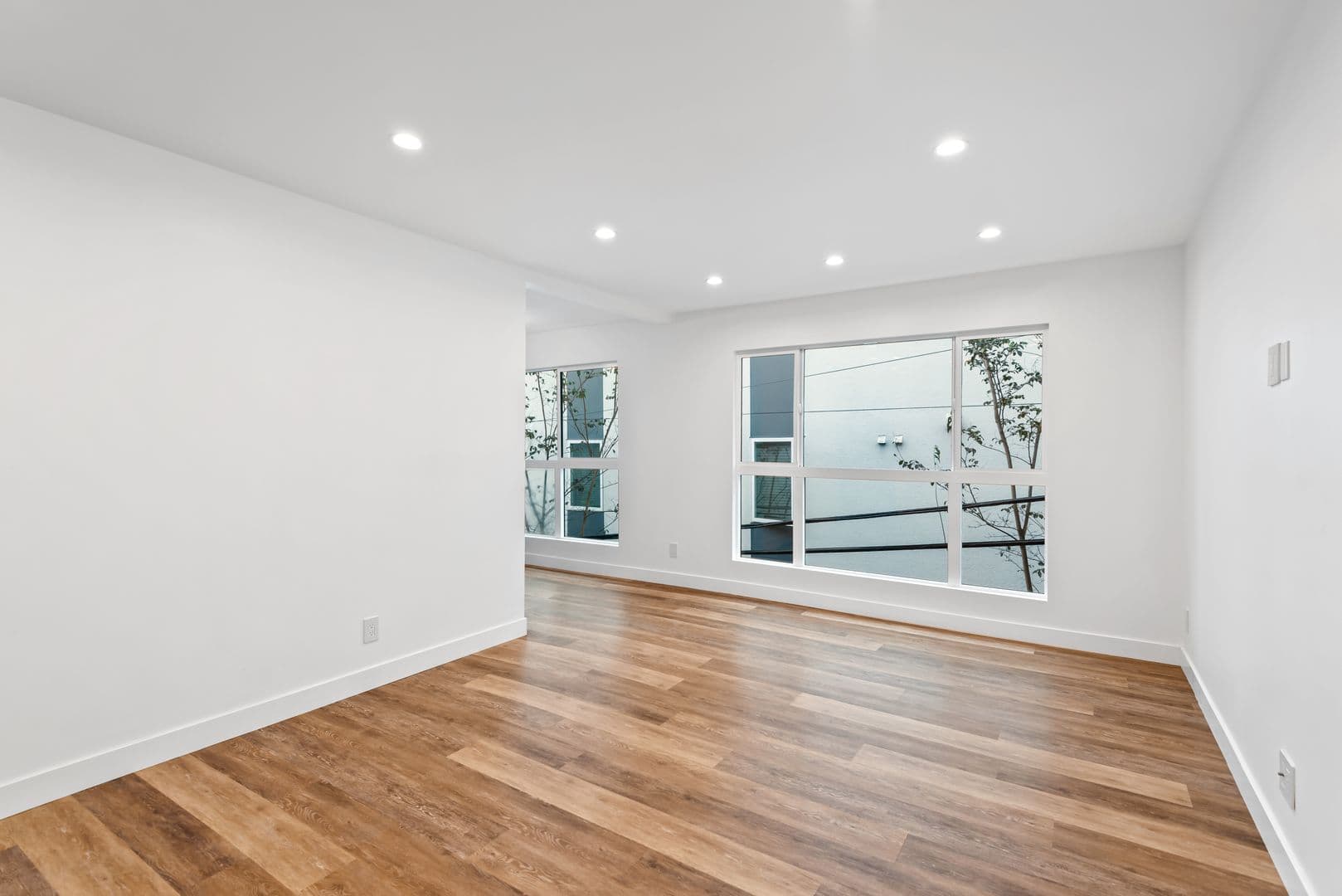 Los Angeles Apartment: 1563 Gordon Street