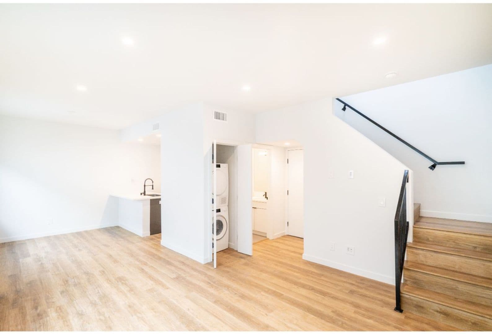 Los Angeles Apartment: 6120 Eleanor Ave