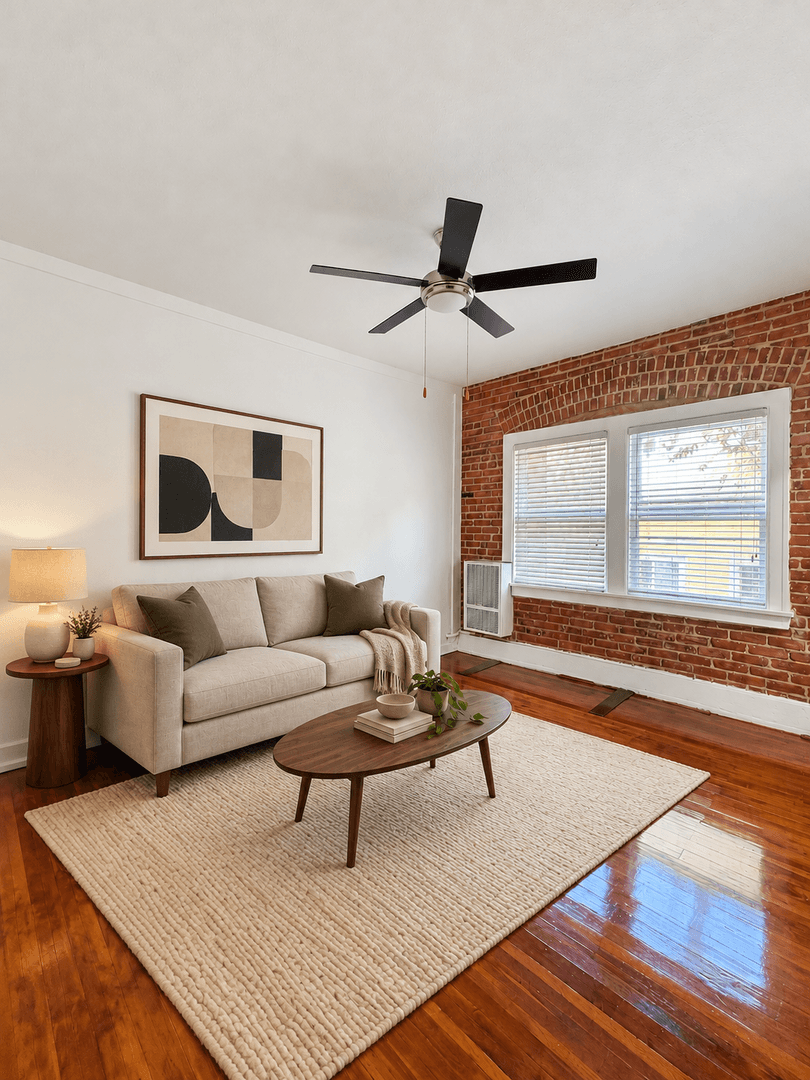 Los Angeles Apartment: 2810 Leeward Ave