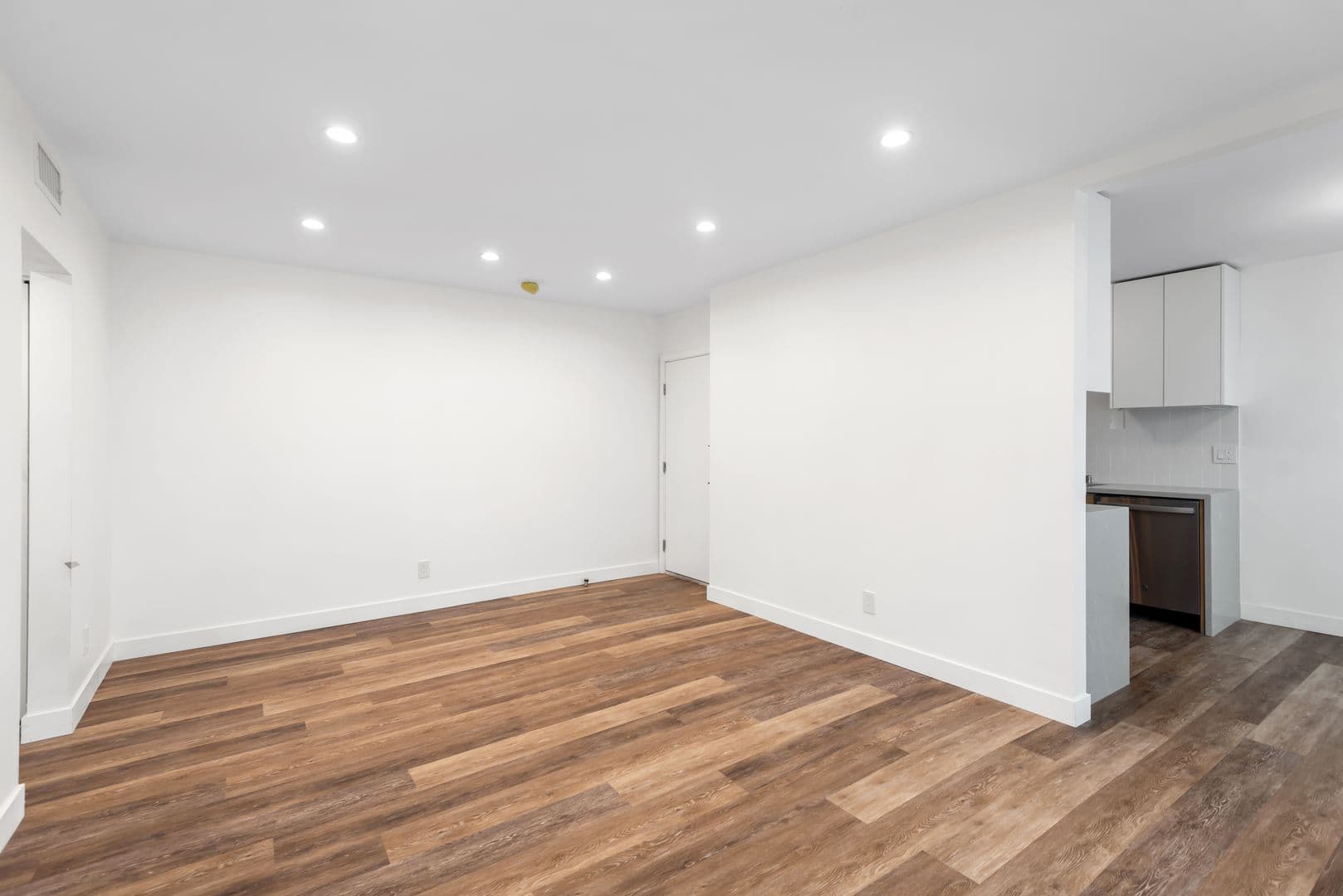 Los Angeles Apartment: 1563 Gordon Street