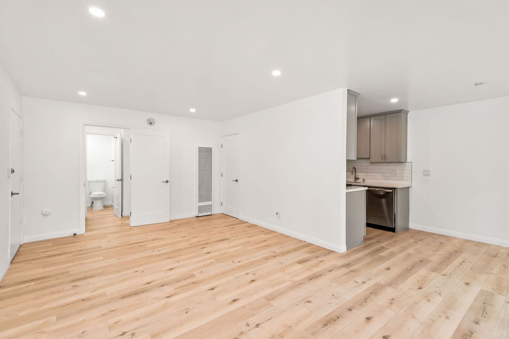 Los Angeles Apartment: 1522 S. St Andrews Place
