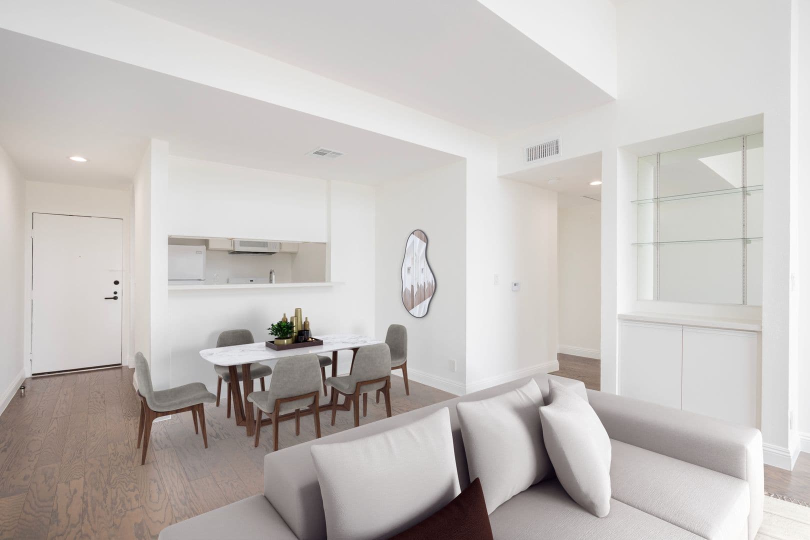 Los Angeles Apartment: 1616 N Serrano Ave.