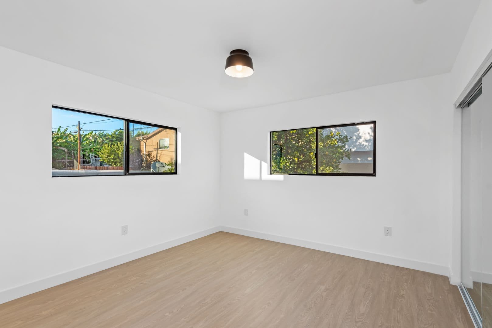 Los Angeles Apartment: 3415 London St