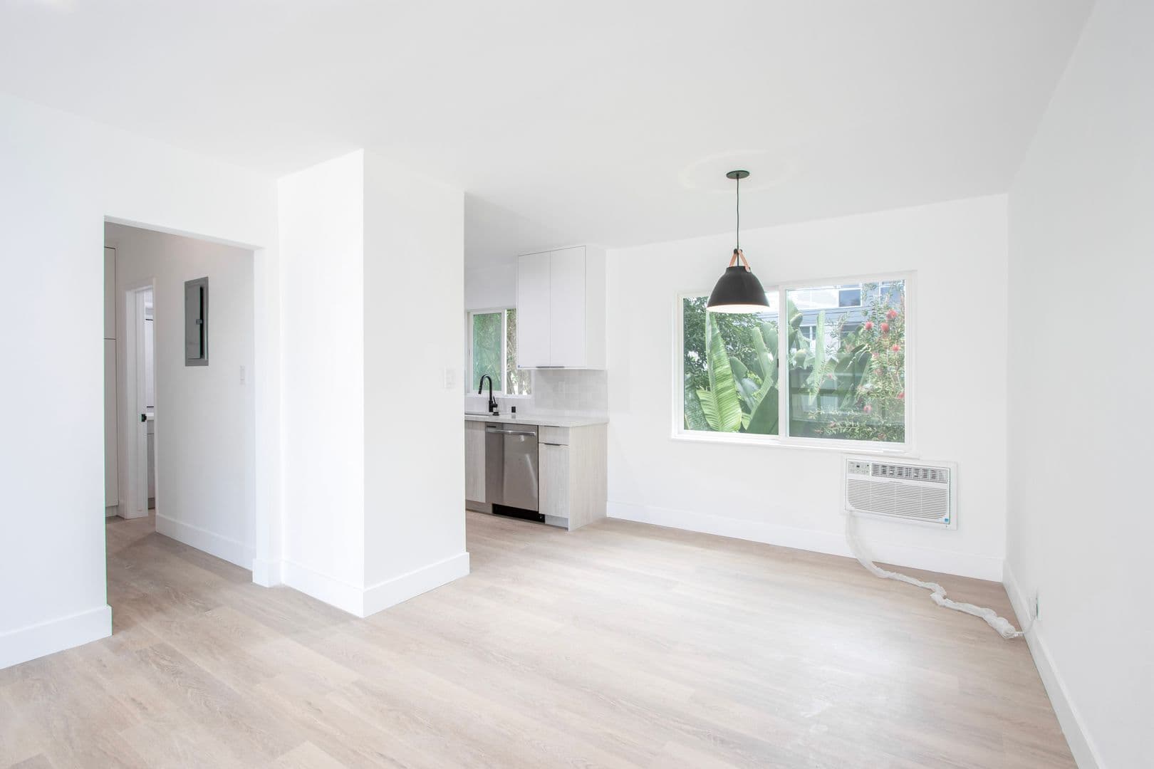 West Hollywood Apartment: 1046 N. Sierra Bonita Ave