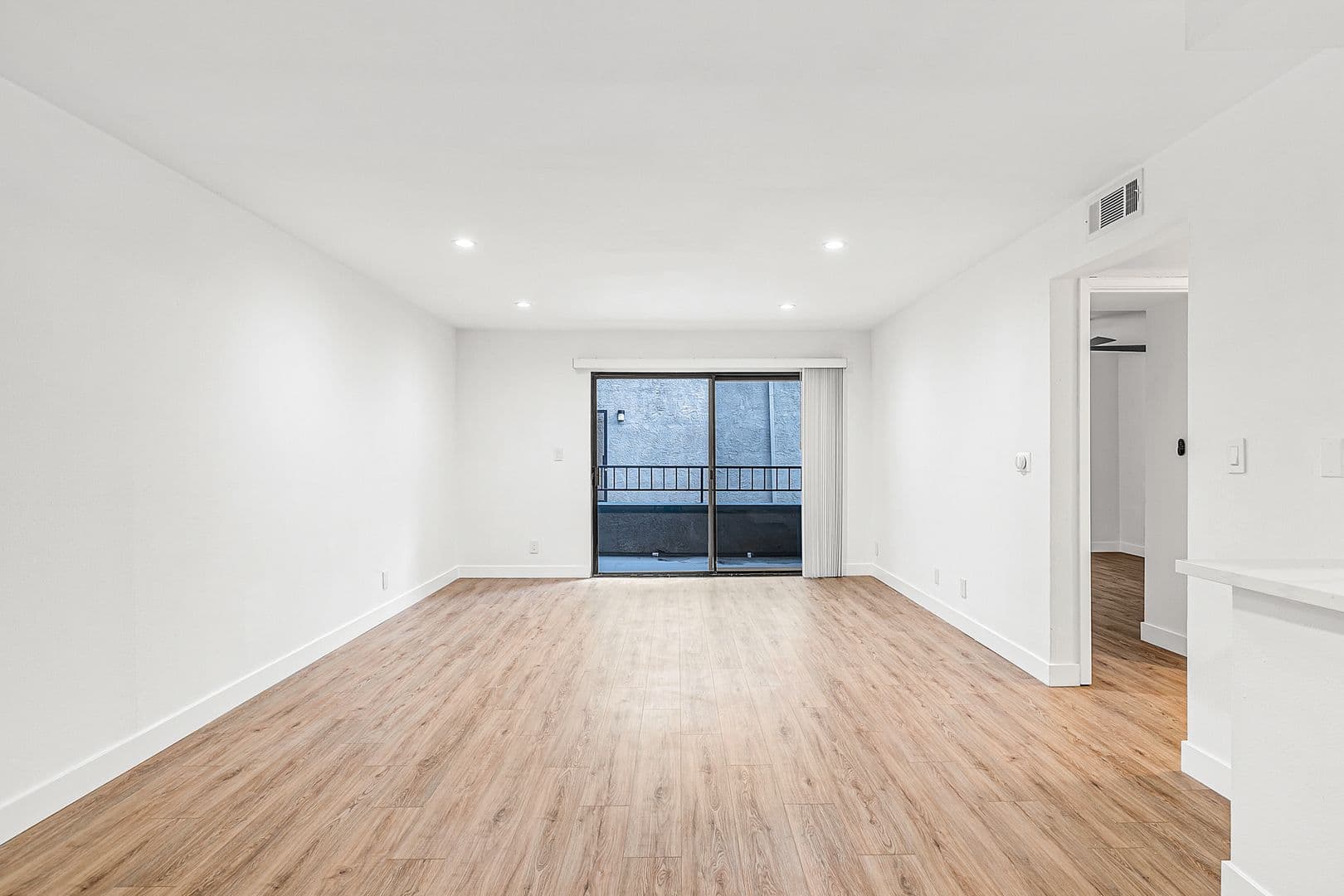 Valley Village Apartment: 5807 Laurel Canyon Blvd