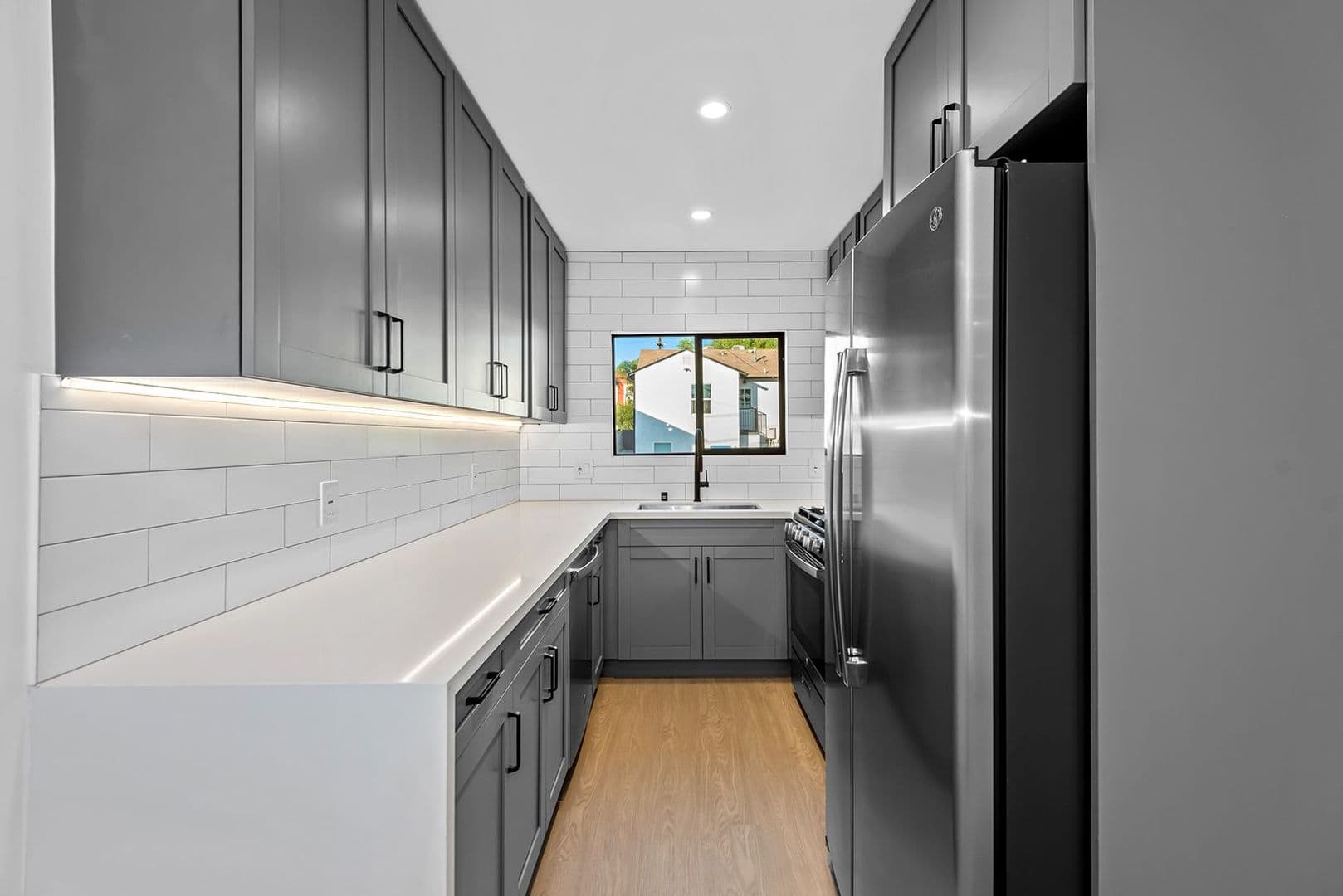 Los Angeles Apartment: 3415 London St