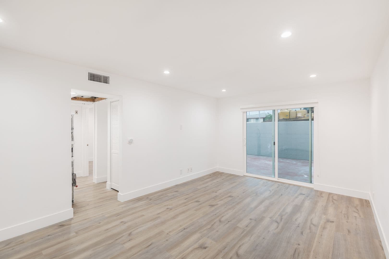 Los Angeles Apartment: 3701 Hughes Ave