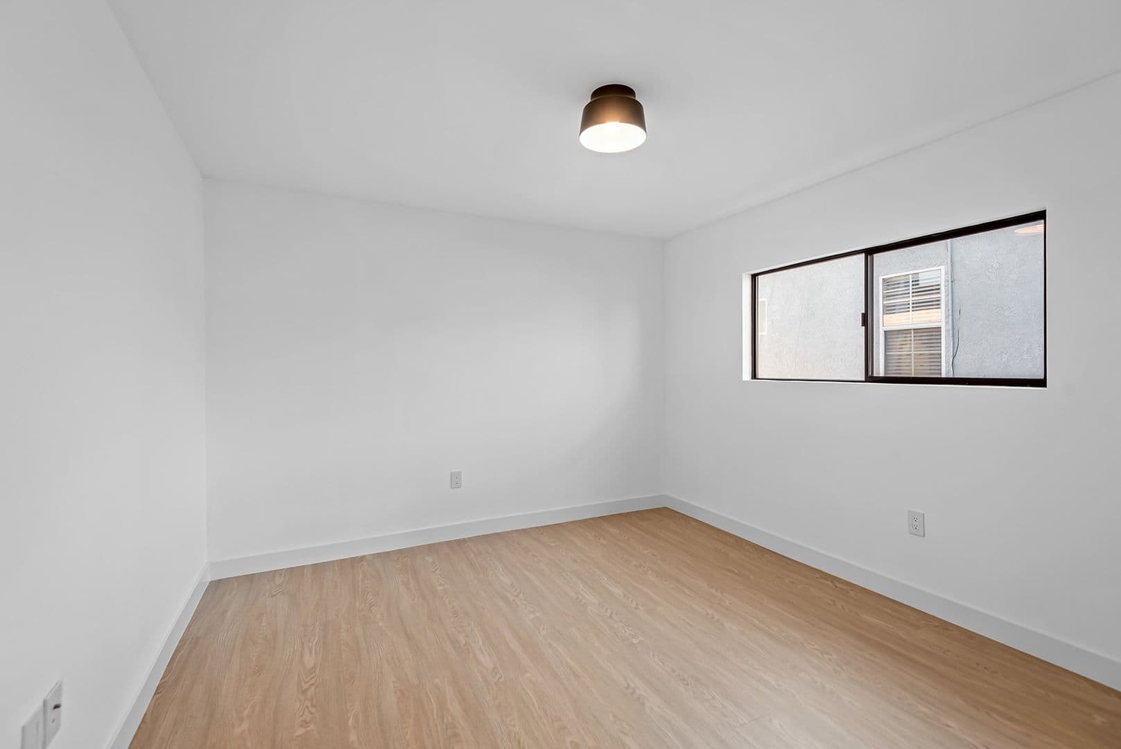 Los Angeles Apartment: 3415 London St