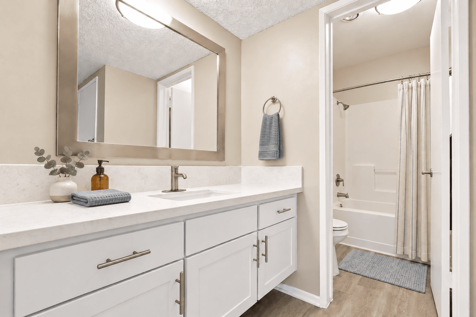 Sherman Oaks Apartment: 4701-4711 Natick Ave
