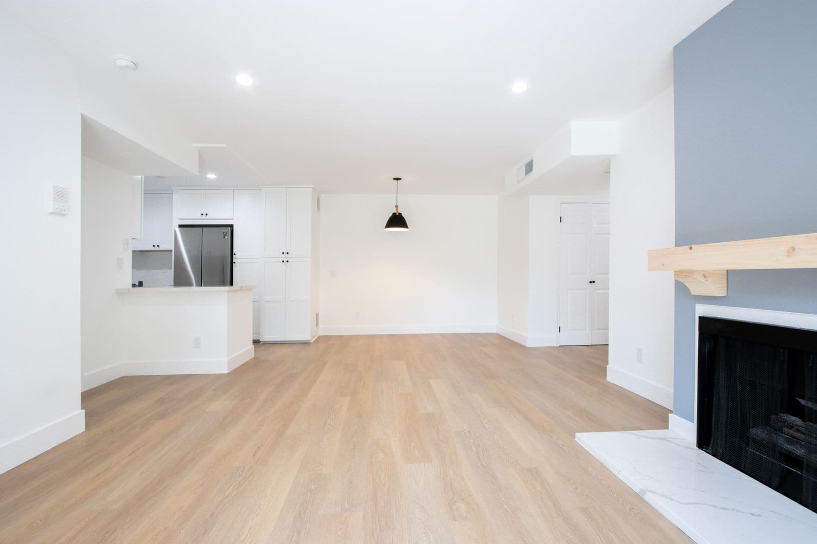 Los Angeles Apartment: 12420 Woodgreen St