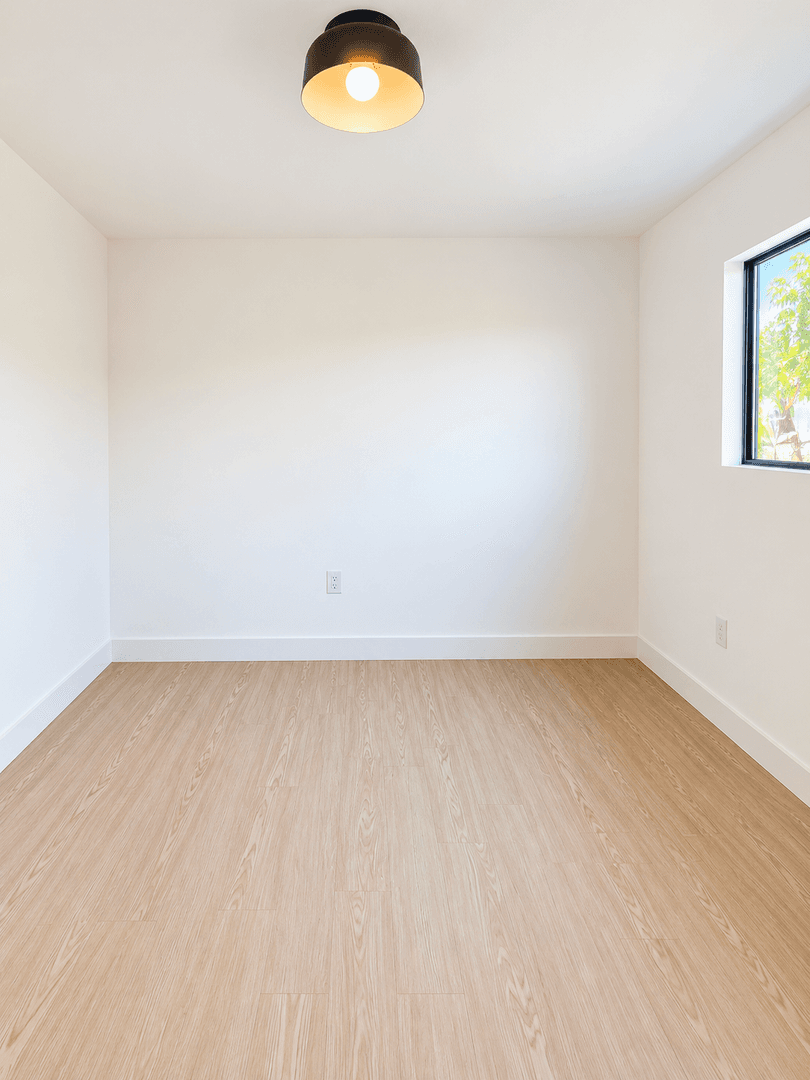 Los Angeles Apartment: 3415 London St