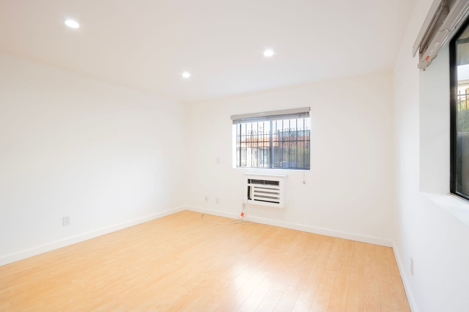 Los Angeles Apartment: 980 White Knoll Dr