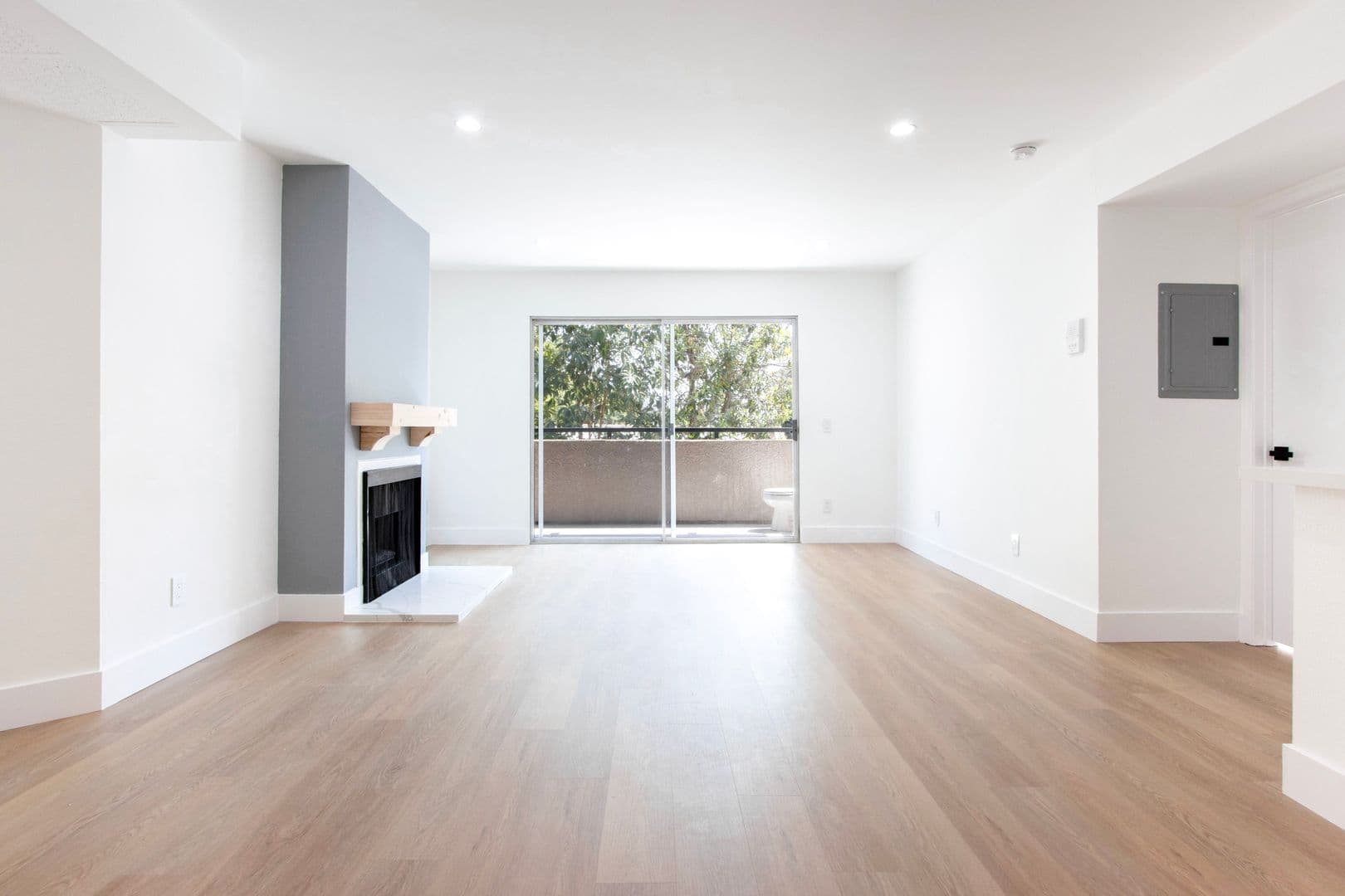 Los Angeles Apartment: 12420 Woodgreen St