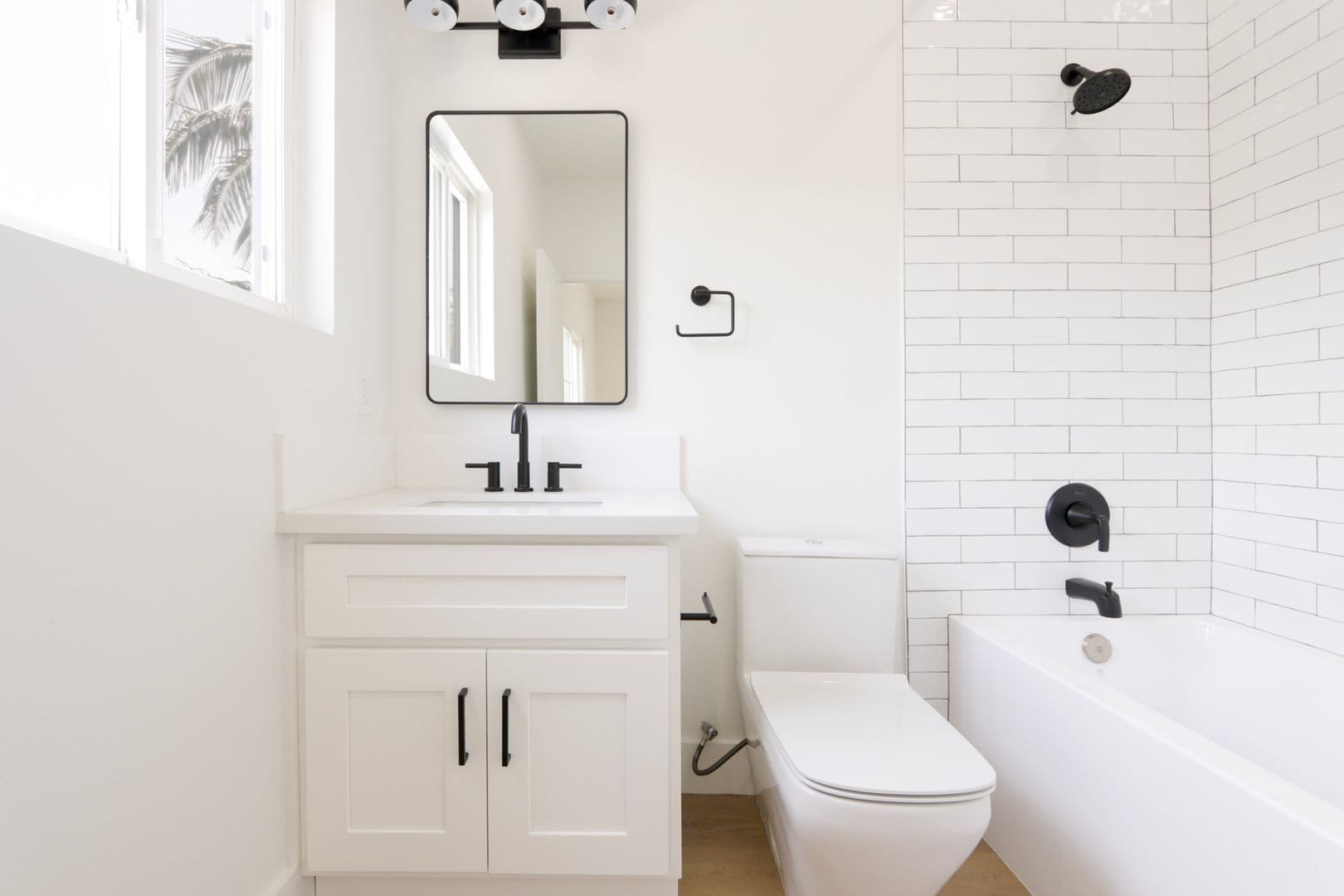 Los Angeles Apartment: 1325 N Poinsettia Pl