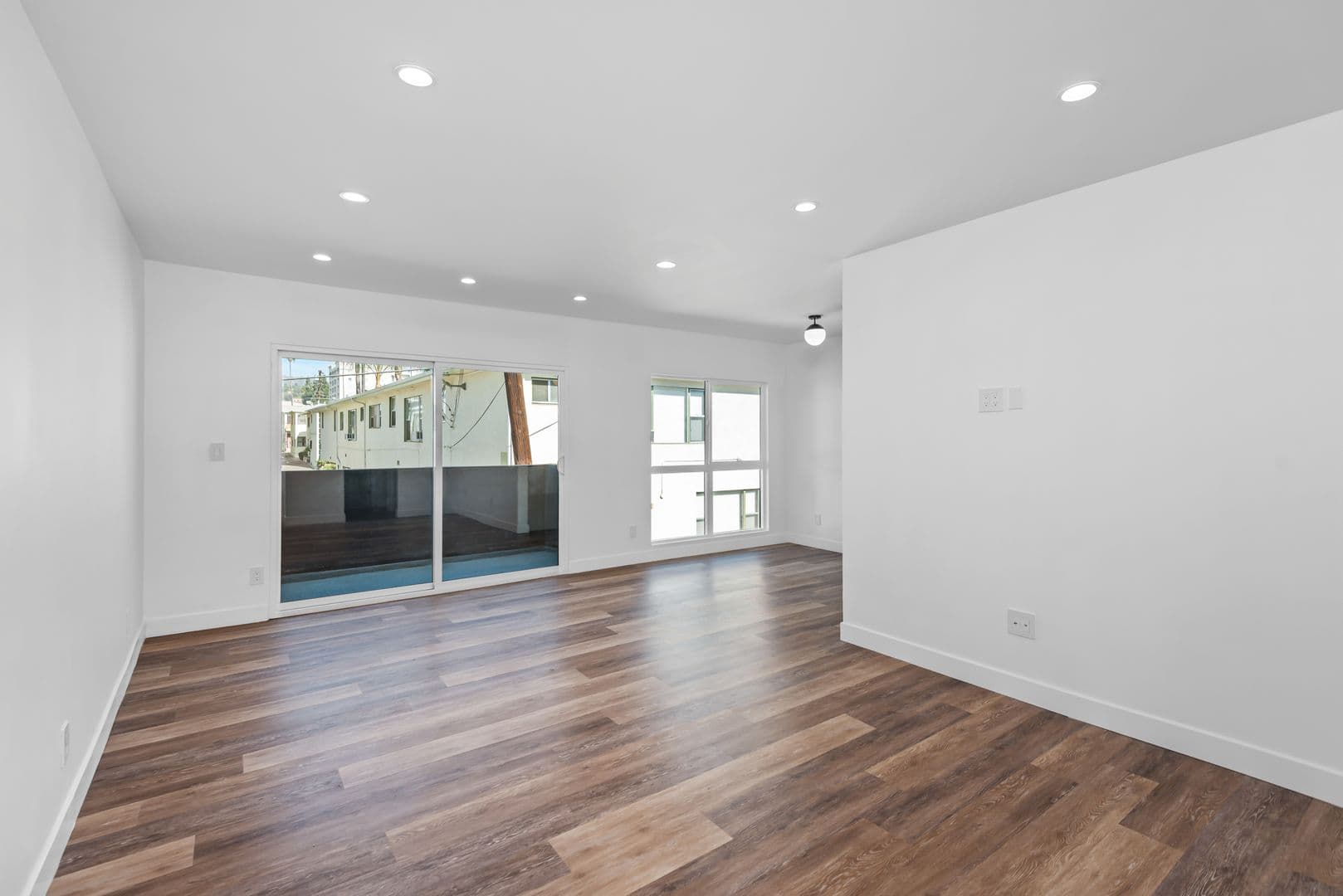 Los Angeles Apartment: 1563 Gordon Street