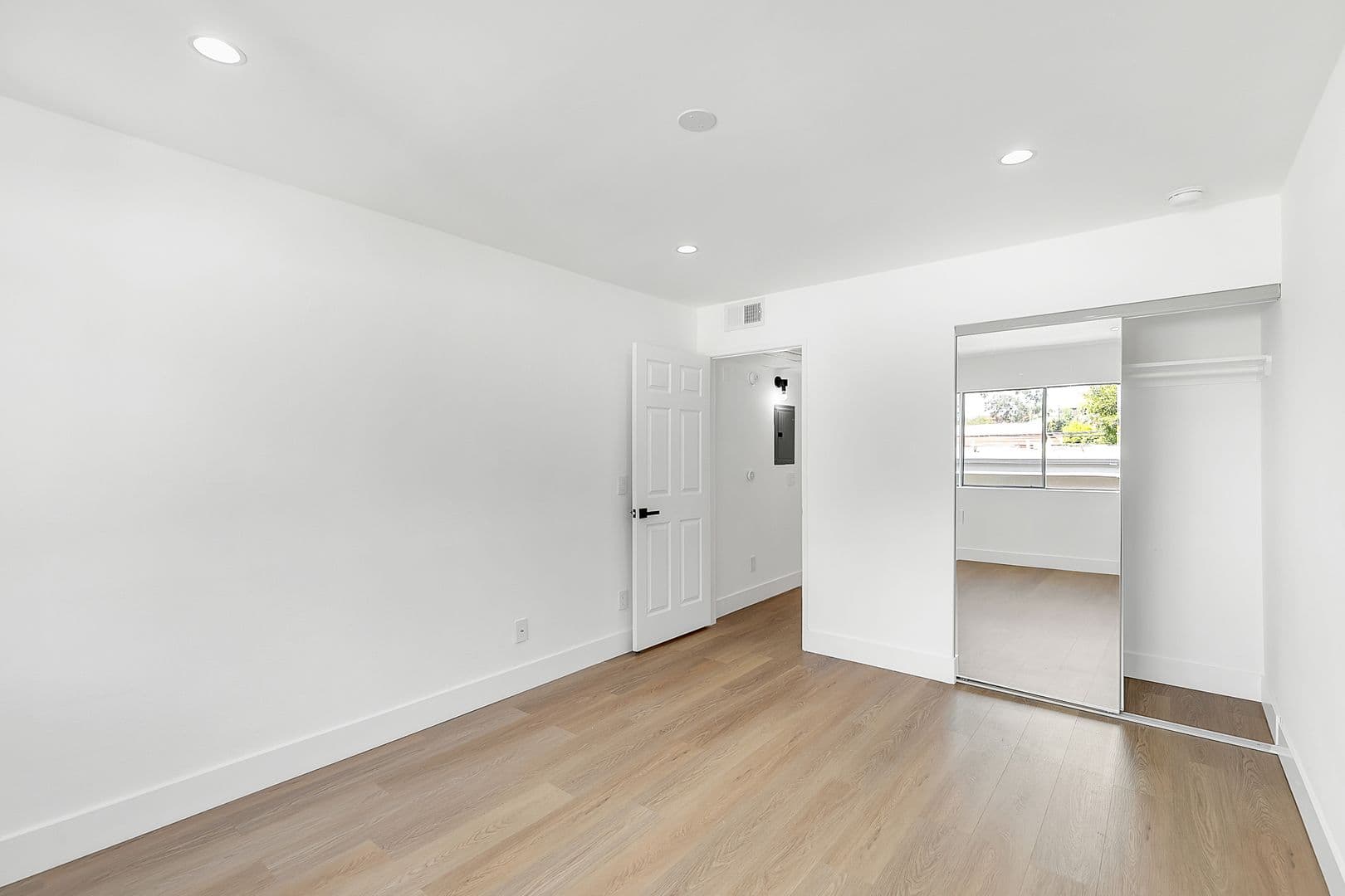 Los Angeles Apartment: 12420 Woodgreen St