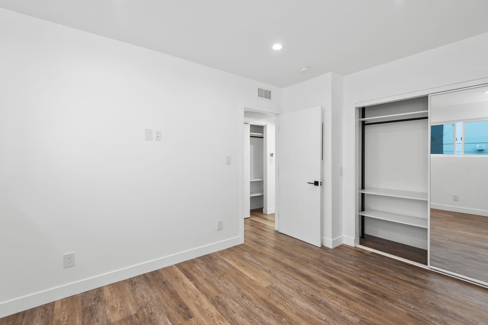 Los Angeles Apartment: 1563 Gordon Street