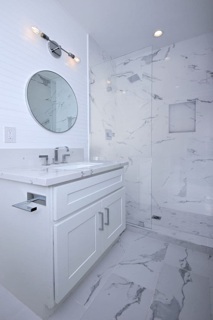 Santa Monica Apartment: 834 4th Street