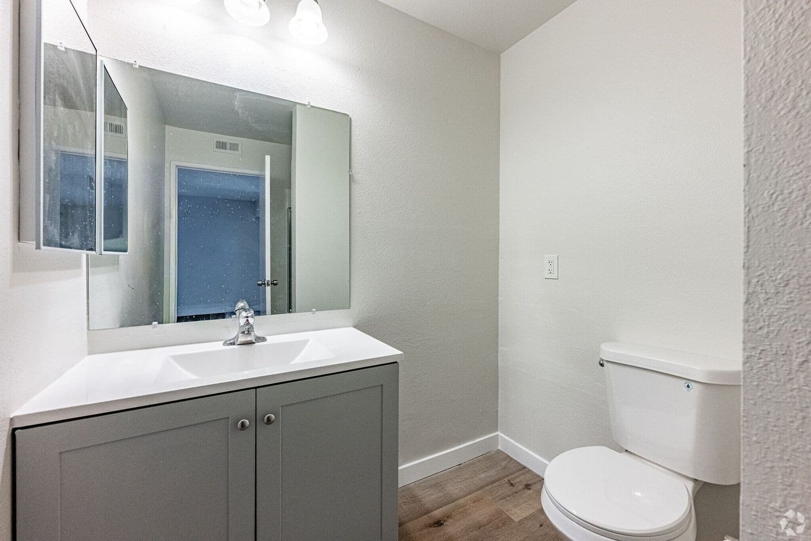 Paramount Apartment: 8350 Gardendale St