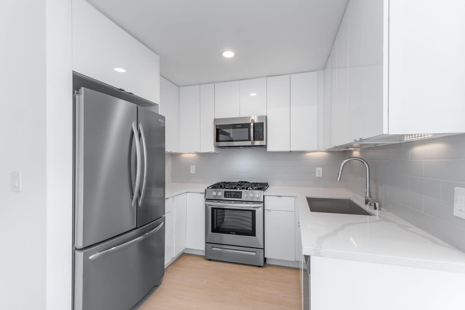Los Angeles Apartment: 1546 Bundy Drive