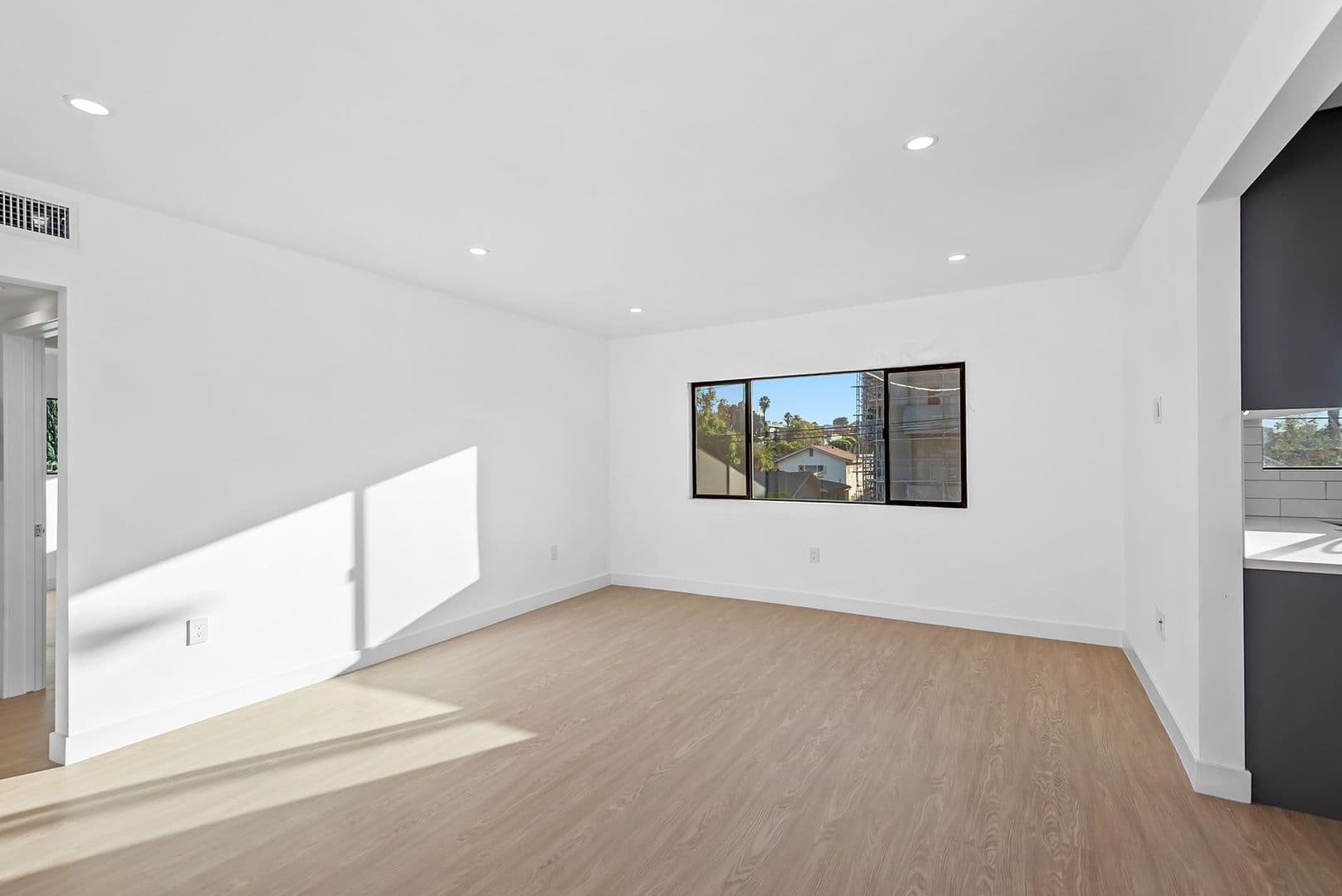 Los Angeles Apartment: 3415 London St