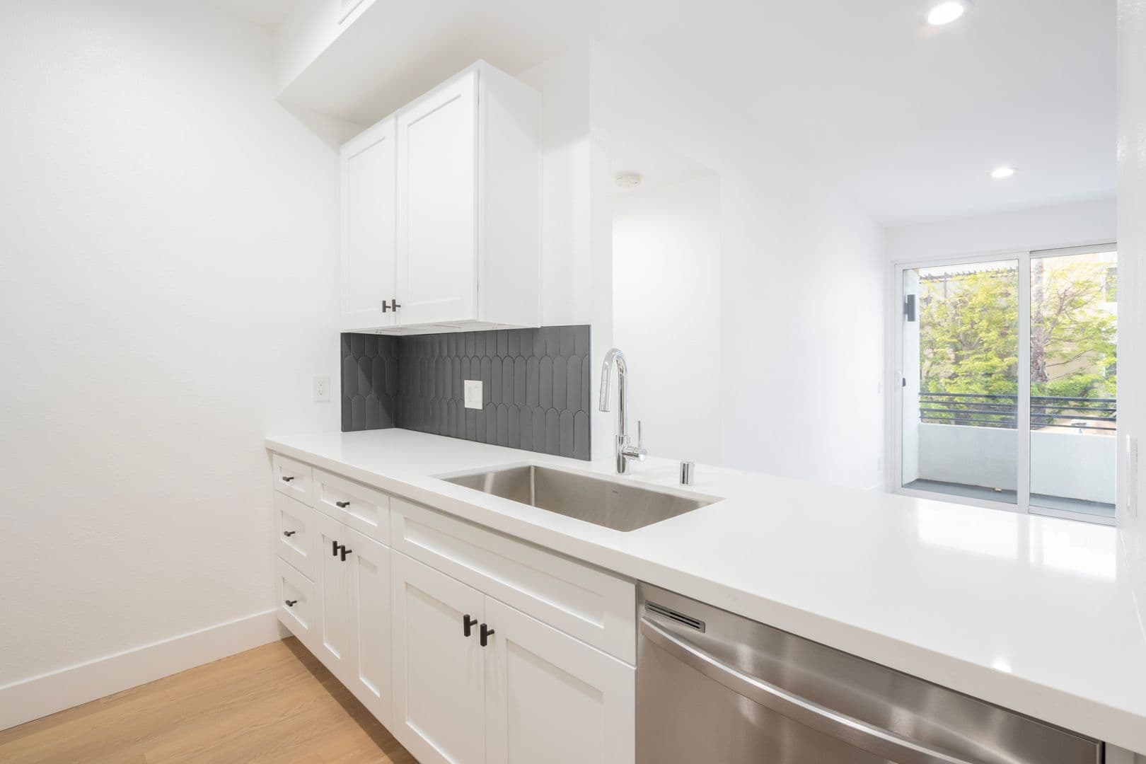 Los Angeles Apartment: 1616 N Serrano Ave.