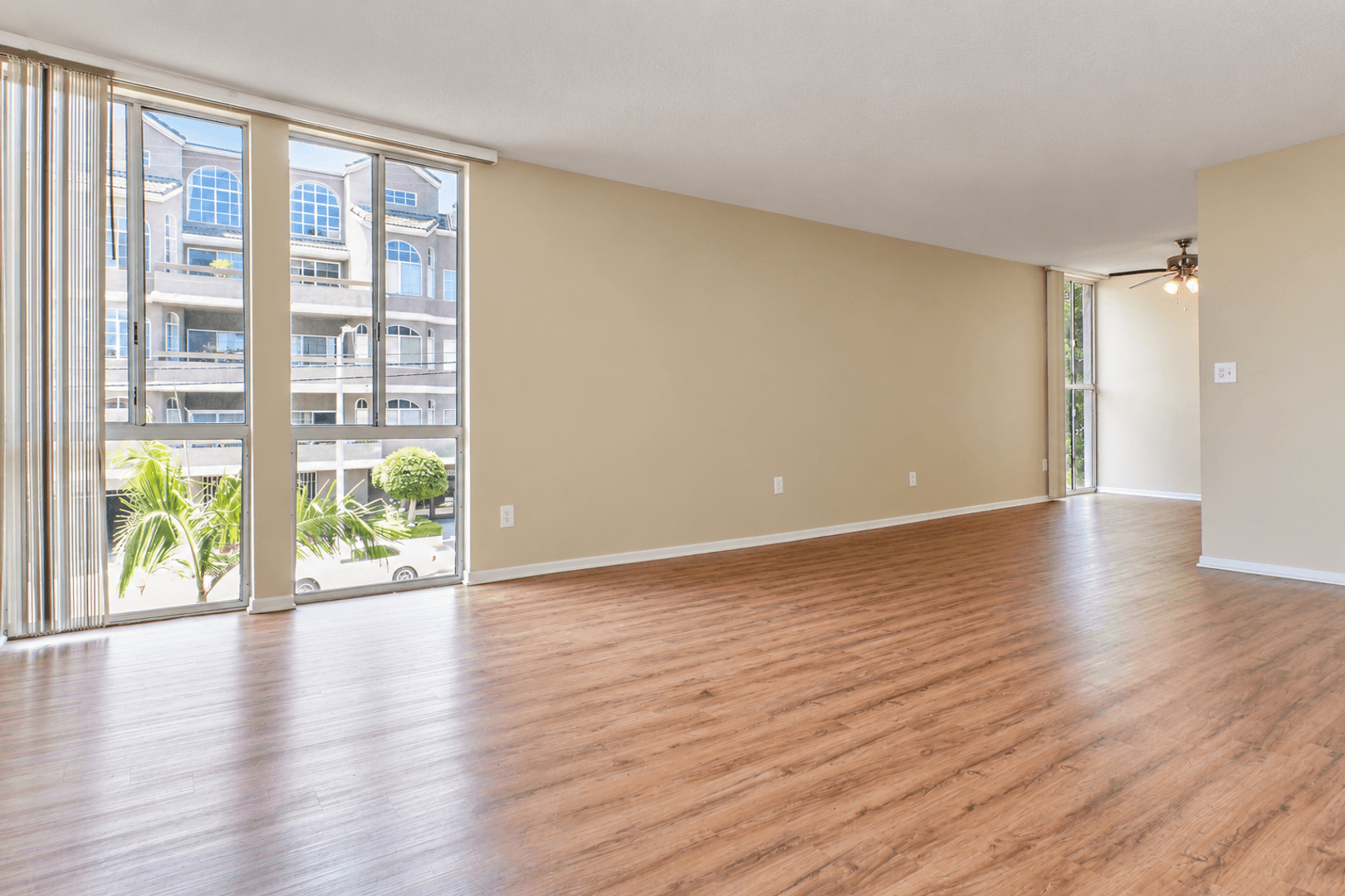 Sherman Oaks Apartment: 14955 Dickens St