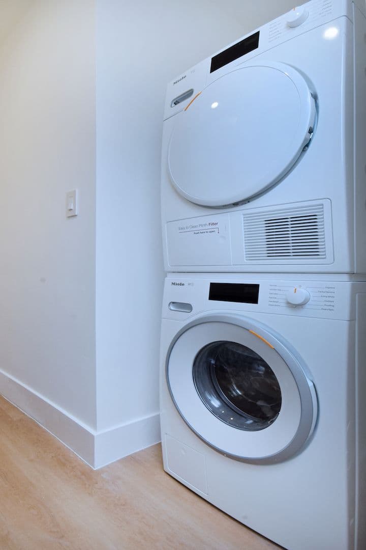 Santa Monica Apartment: 834 4th Street