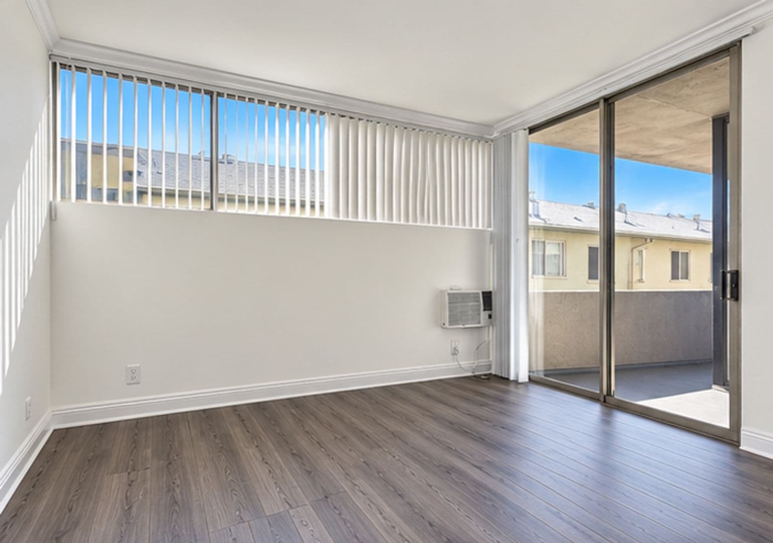 Los Angeles Apartment: 1840 Winona Blvd