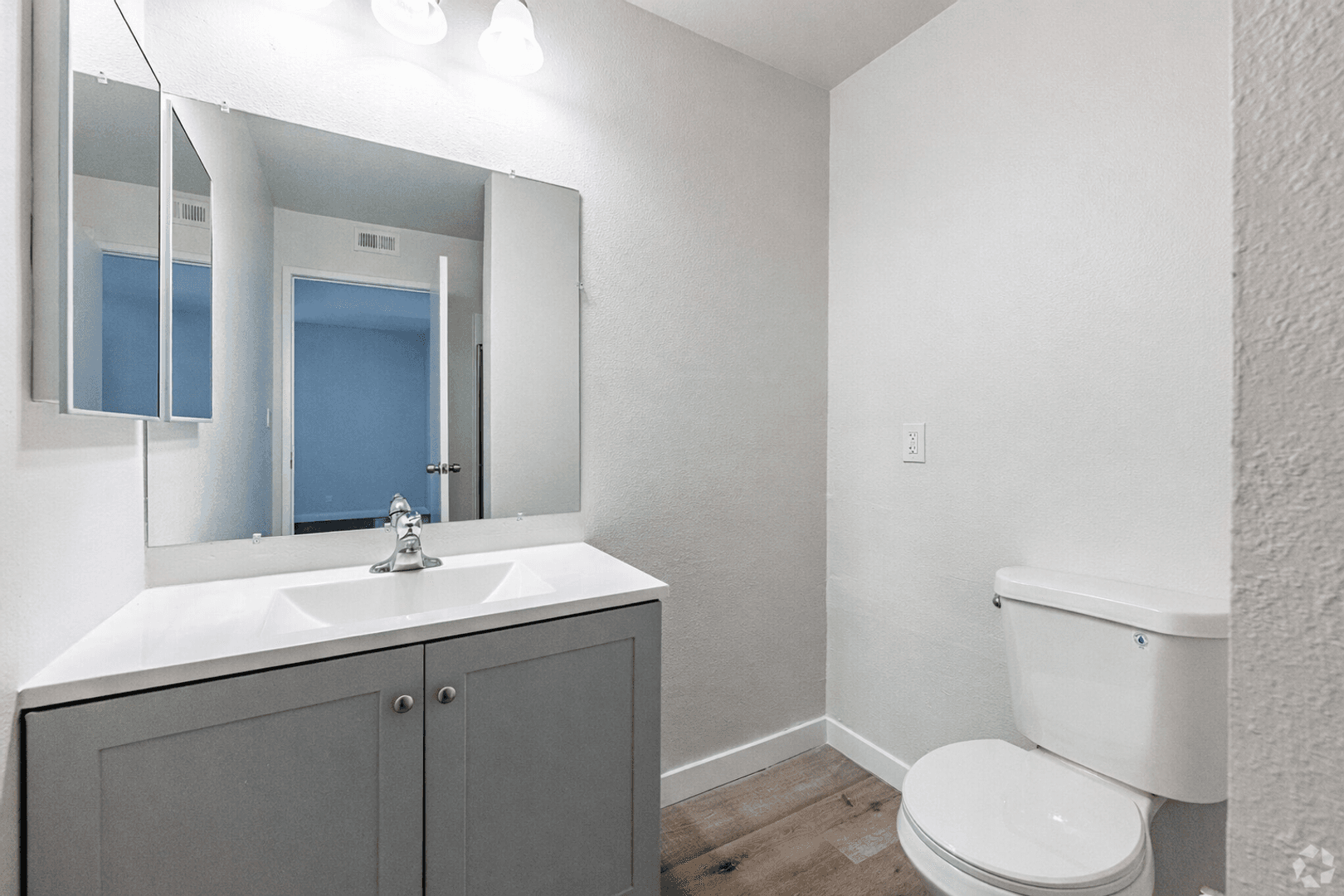 Paramount Apartment: 8350 Gardendale St
