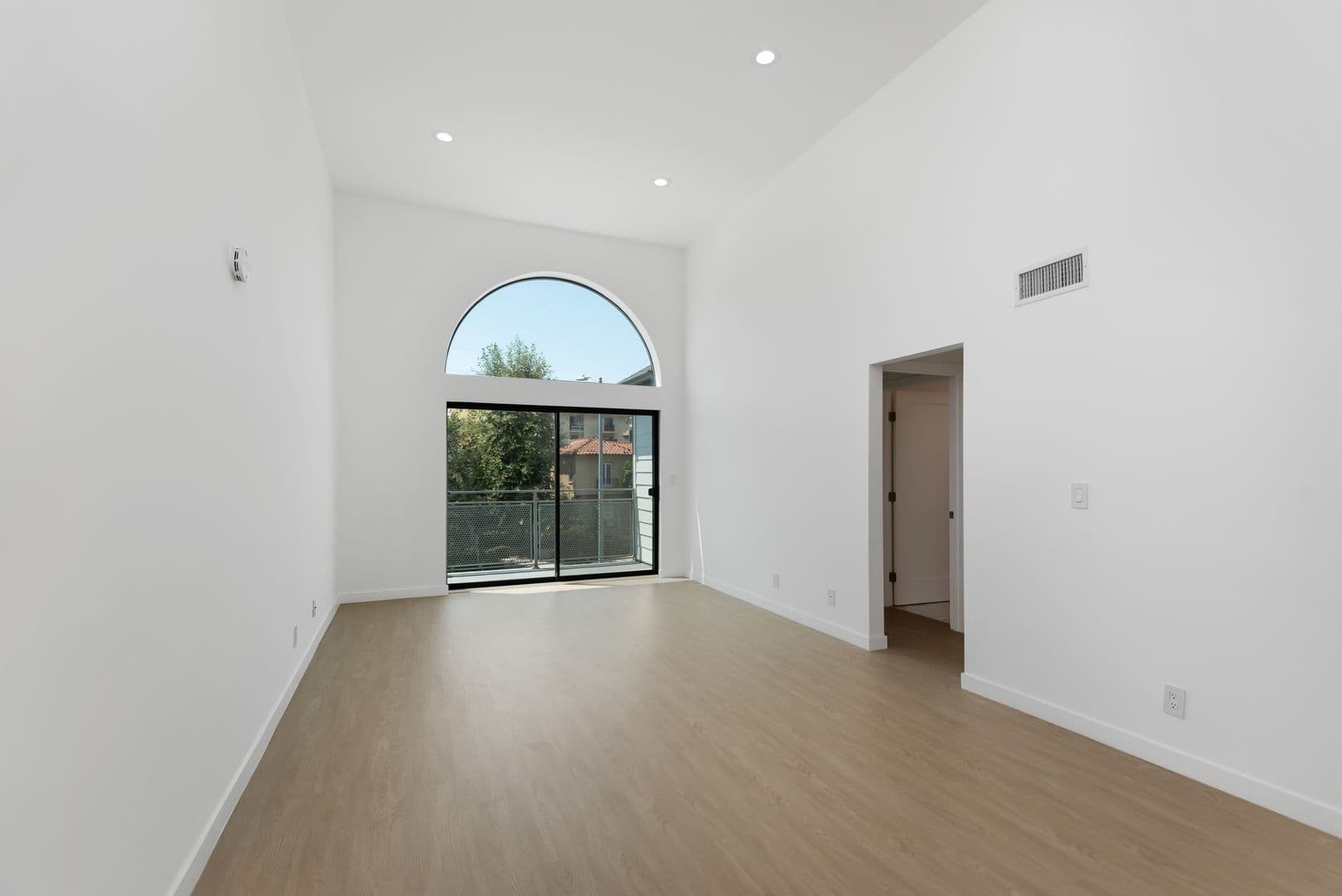 Los Angeles Apartment: 1546 Bundy Drive