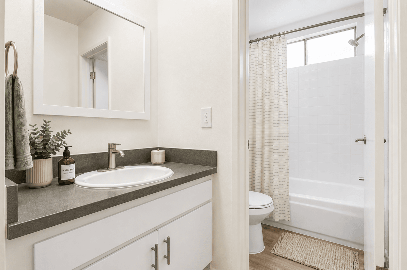 Tarzana Apartment: 5931 Reseda Blvd