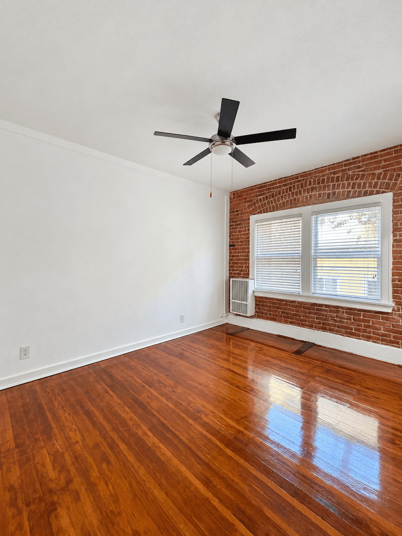 Los Angeles Apartment: 2810 Leeward Ave